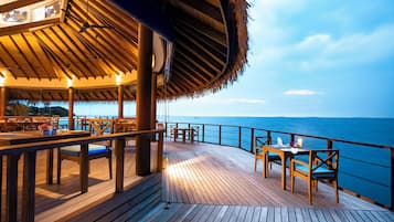 5 か所のレストラン、朝食、ランチ、ディナーに営業 (インド料理)