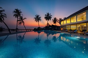 Piscina externa, guarda-sóis, espreguiçadeiras