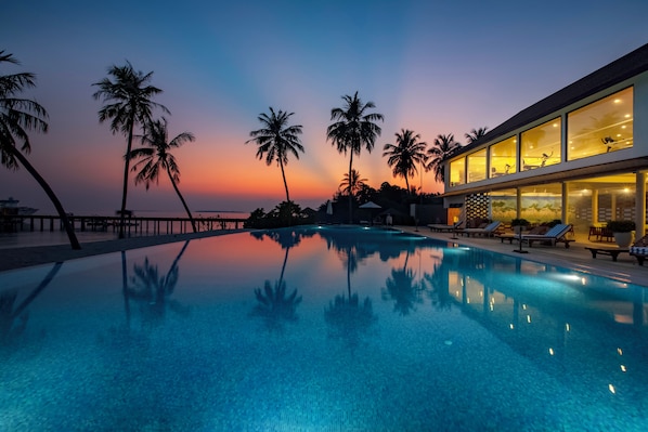 Außenpool, Sonnenschirme, Liegestühle