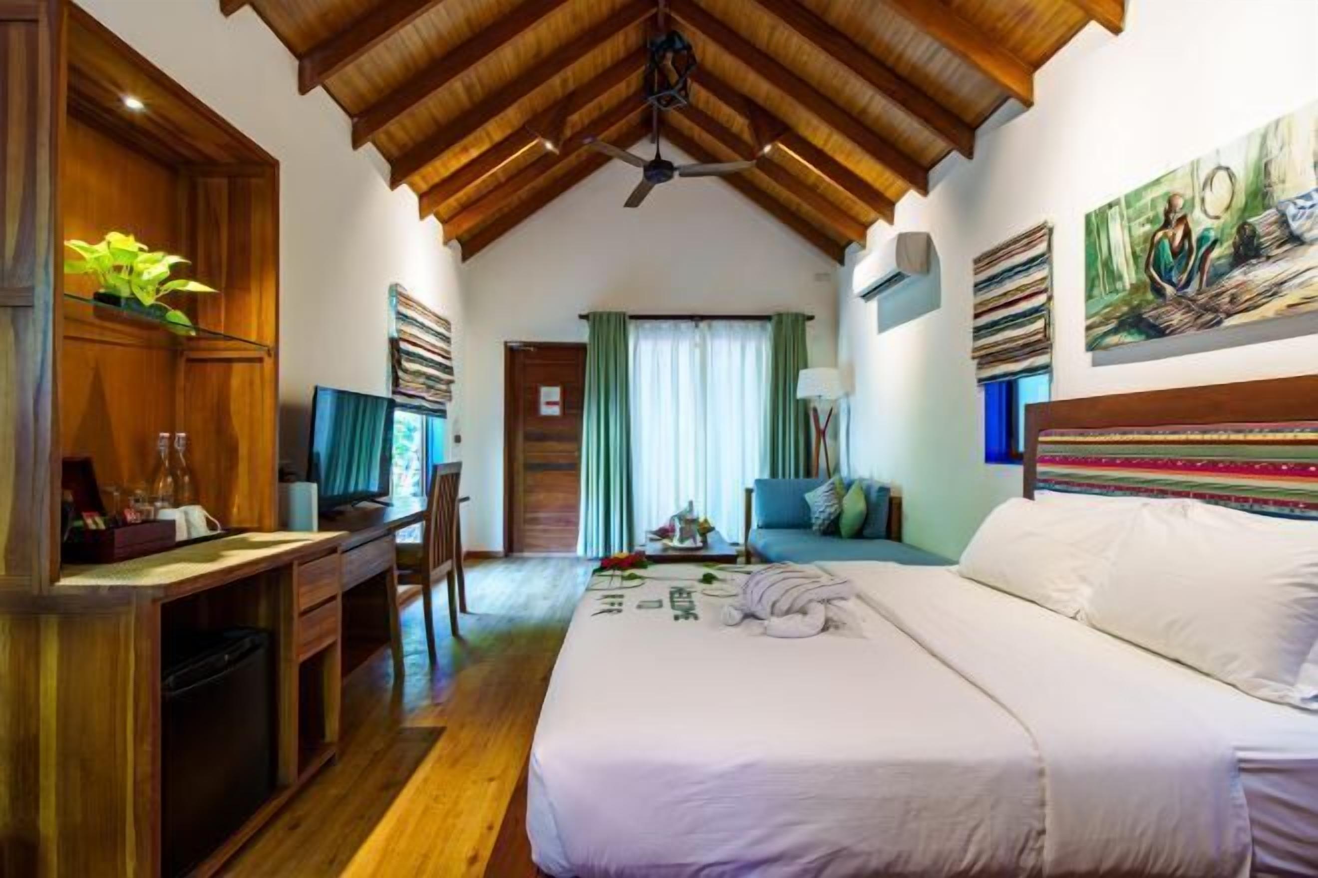 Untuvapeitot, minibaari, tallelokero huoneessa, työpöytä