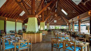 5 restaurantes, se sirven desayunos, comidas, cenas y cocina india