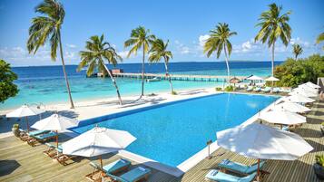 Piscine extérieure, parasols de plage, chaises longues