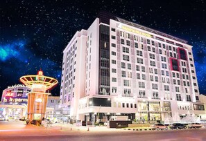 Vista frontal de la propiedad por la tarde o noche