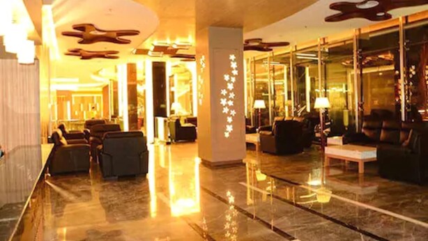 A modern lobby with a marble floor, leather seating, and contemporary decor. - Nagoya Hill Hotel Batam (Batam)