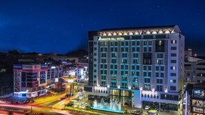 Nagoya Hill Hotel with a modern facade, multiple floors, and a well-lit entrance. - Nagoya Hill Hotel Batam (Batam)