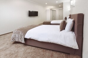 Twin Room | Premium bedding, minibar, in-room safe, individually decorated - Familion Aparthotel (Chisinau)