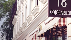 A building with a sign reading "18 COJOCARILOR". - Familion Aparthotel (Chisinau)
