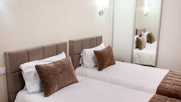 Kamar, kamar terhubung | Seprai premium, minibar, brankas, dan didekorasi berbeda-beda