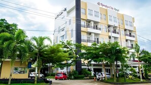 A multi-story building with a sign reading "Bangka City Hotel". - Bangka City Hotel (Pangkalpinang)