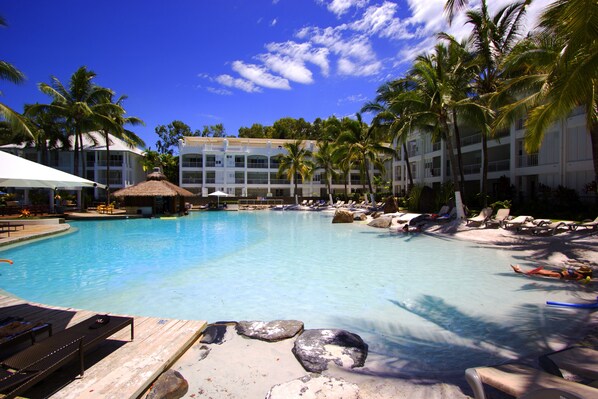 Outdoor pool - The Beach Club Luxury Private Apartments (Palm Cove)
