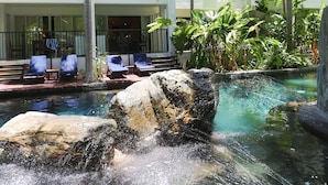 Piscina com cascata