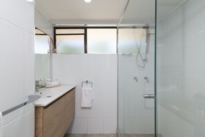 2 Bedroom Apartment Pool View | Bathroom - Tropical Reef Apartments Port Douglas (Port Douglas)