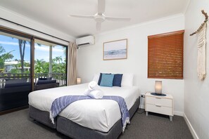 Apartemen, 2 kamar tidur, pemandangan kolam renang | Setrika/meja setrika, Wi-Fi gratis, dan seprai linen