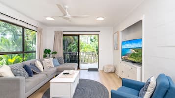 Huoneisto, 2 makuuhuonetta, näköala uima-altaalle | Oleskelualue | Taulutelevisio