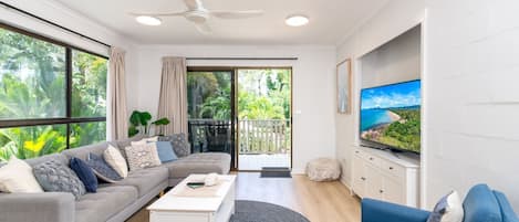 Apartament, 2 dormitoris, vistes a la piscina | Sala d'estar | Televisor de pantalla plana