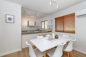 Appartement, 2 slaapkamers, uitzicht op zwembad | Woonruimte | Flatscreentelevisie