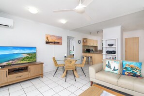 Appartement, 2 slaapkamers | Woonruimte | Flatscreentelevisie