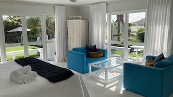 Hibiscus Room | Premium bedding, iron/ironing board, free WiFi, bed sheets