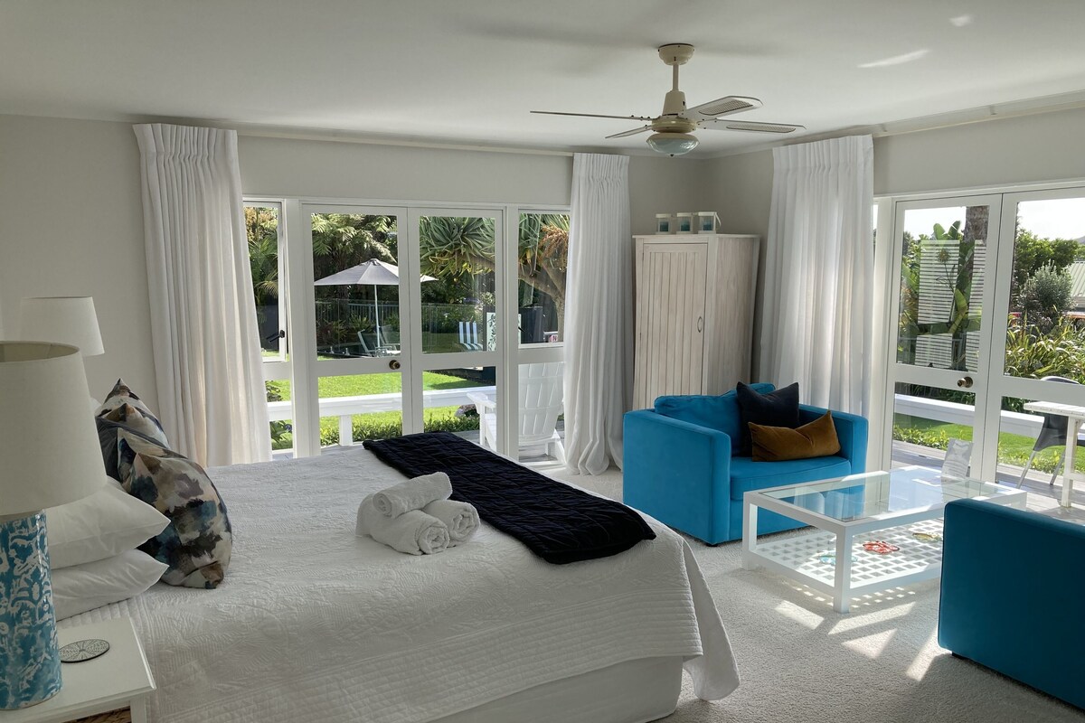 Hibiscus Room