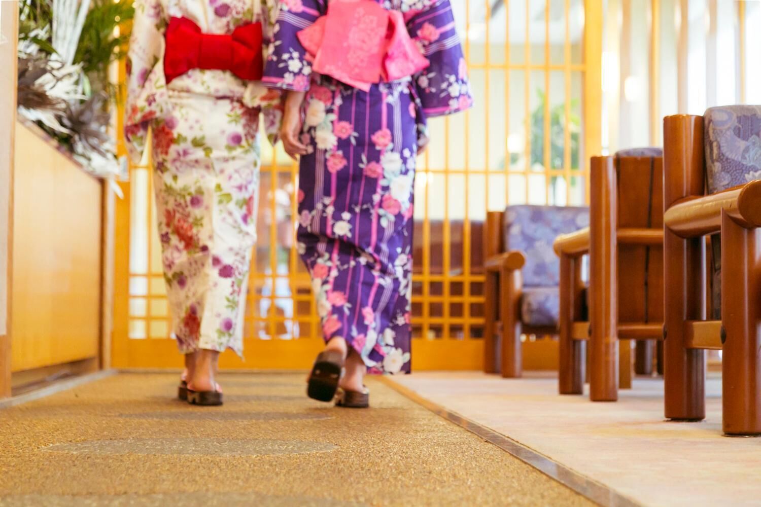 Un interior japonés tradicional con esteras de tatami, muebles de madera y un puertas correderas.
