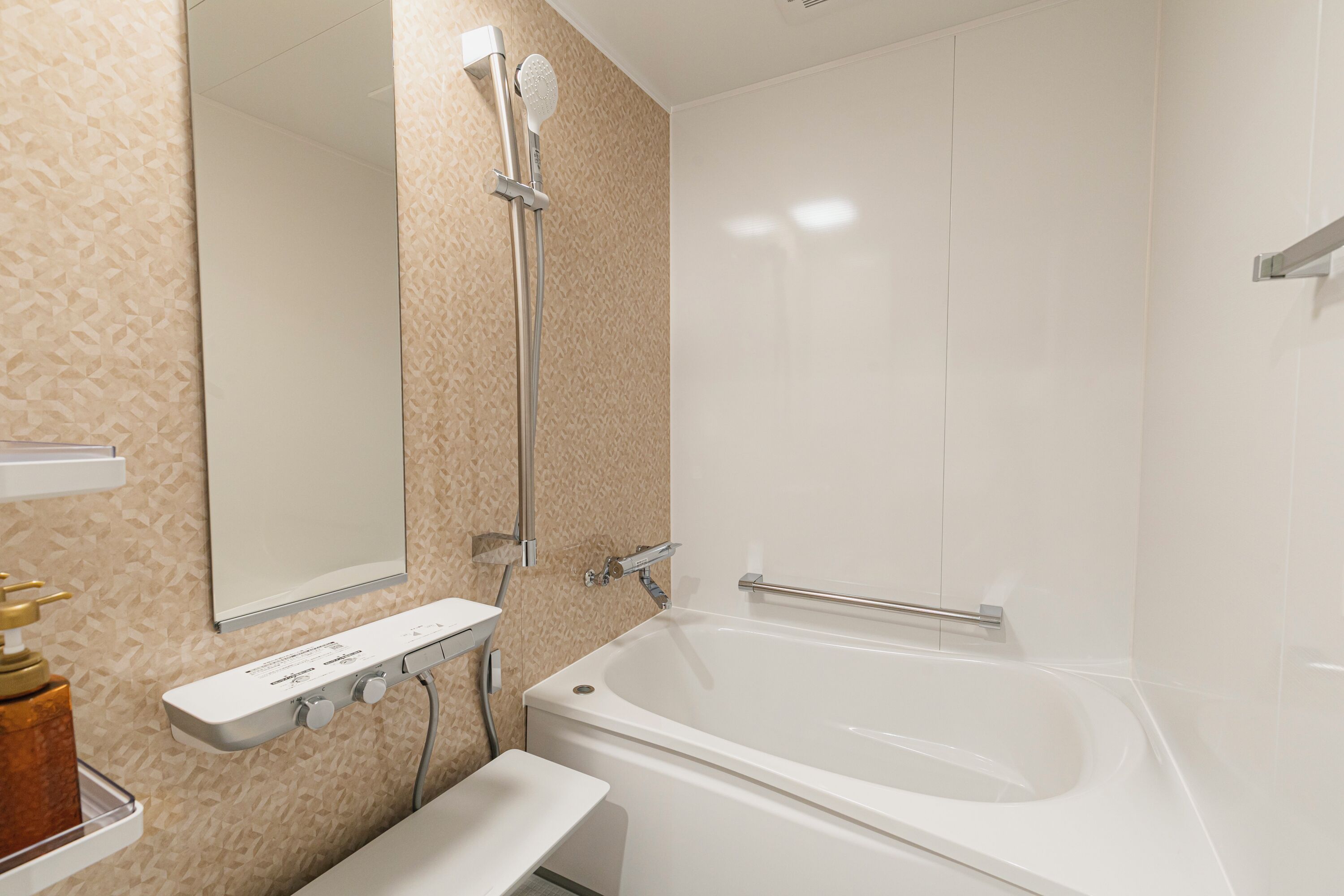 Habitació amb dos llits individuals superior | Bany | Banyera i dutxa independents i banyera d'aigua termal 