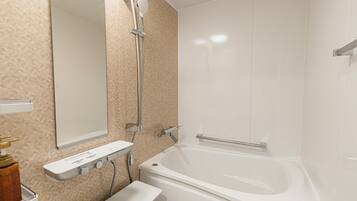 Habitació amb dos llits individuals superior | Bany | Banyera i dutxa independents i banyera d'aigua termal