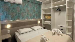 Et hotelværelse med seng, skab og badeværelse.