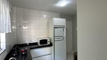 Apartamento, 2 habitaciones, vistas al mar | Cocina privada | Frigorífico, microondas (previa solicitud) y placa de cocina
