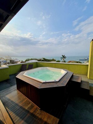 A hot tub on a rooftop with a view of the sea. - Pousada Brisa do Mar (Bombinhas)