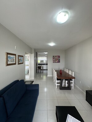 Apartment, 2 Bedrooms, Sea View | Living area | 40-inch TV with cable channels - Pousada Brisa do Mar (Bombinhas)