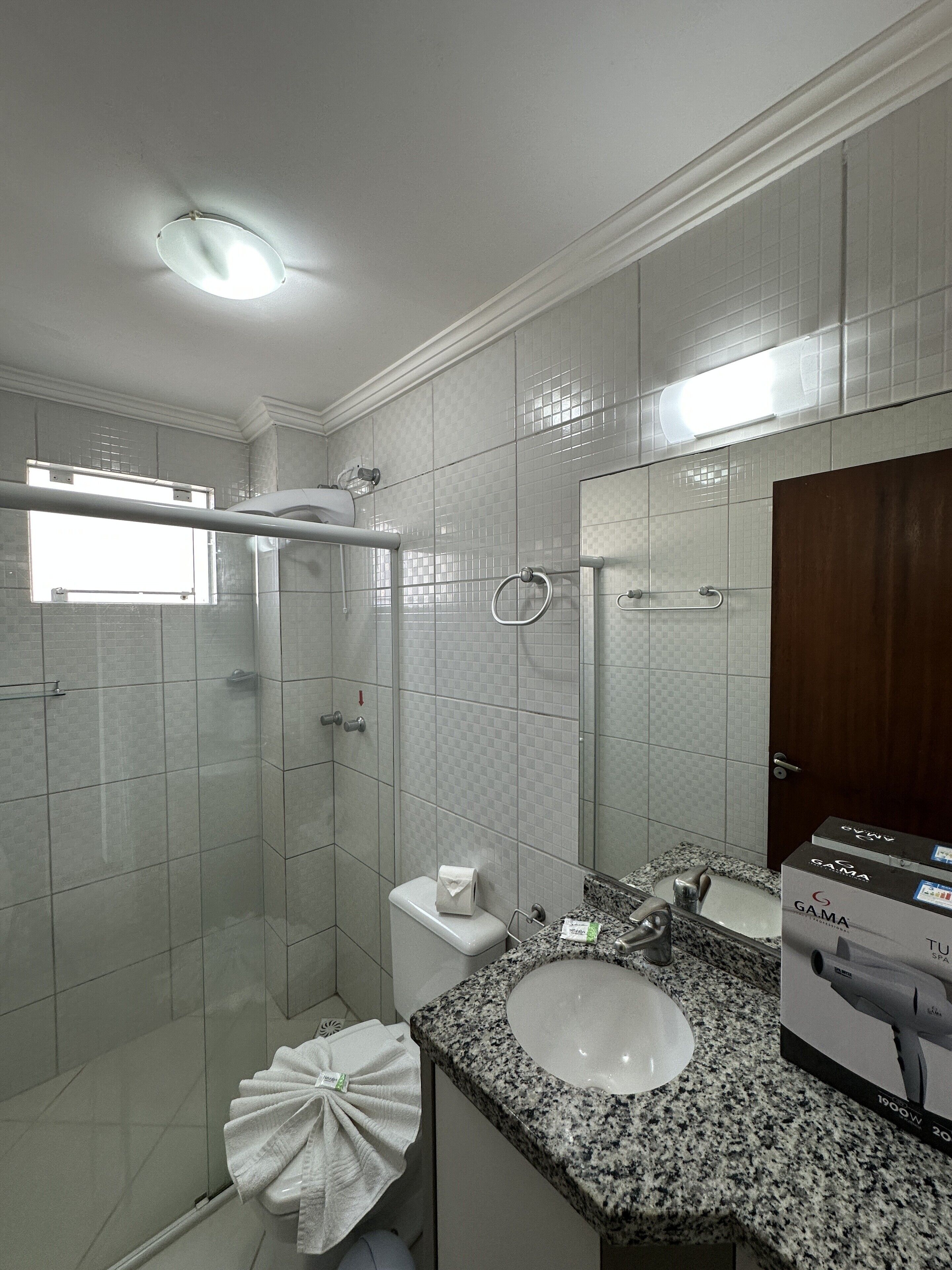 Ein modernes Badezimmer mit Dusche, Toilette und Waschbecken.