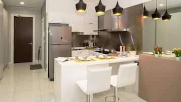 Coffee/tea maker, fridge, microwave, oven