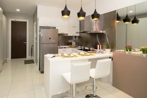 Fridge, microwave, oven, stovetop - Five Senses Suite at M Suite KLCC (Kuala Lumpur)