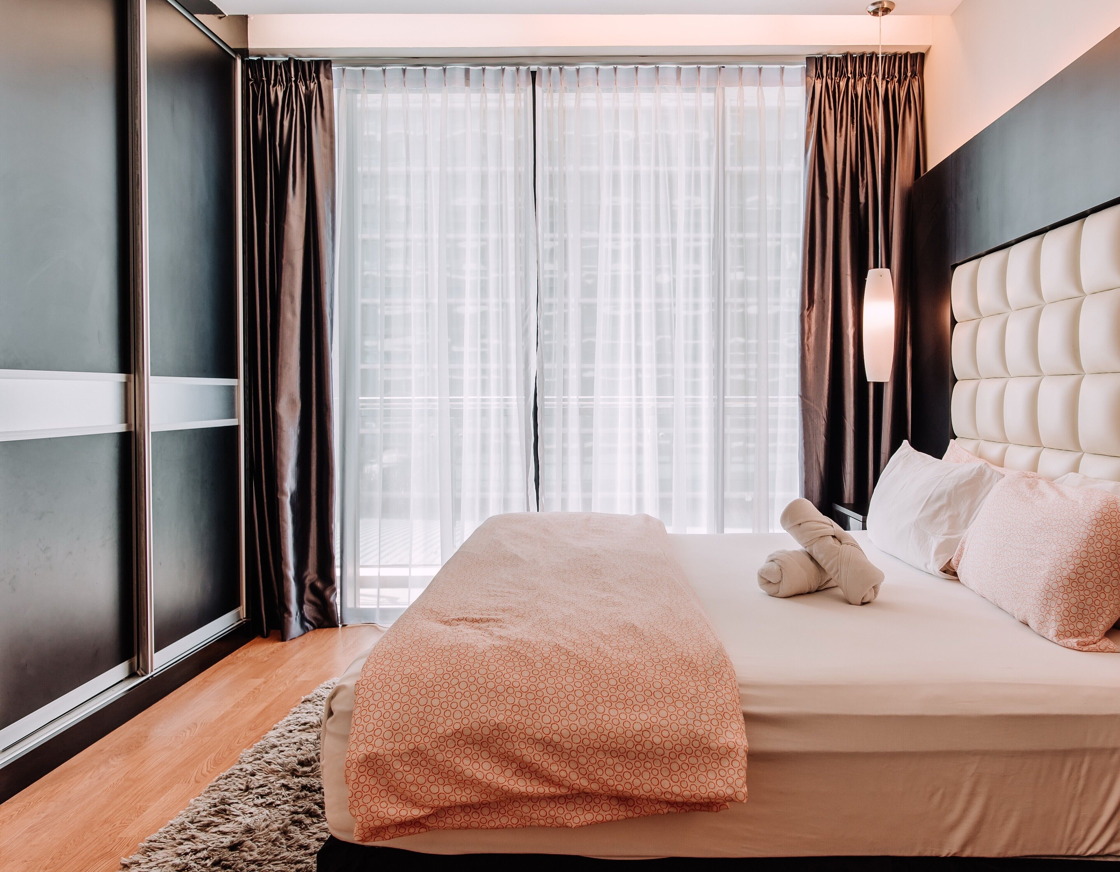 3 bedrooms, soundproofing, iron/ironing board, rollaway beds