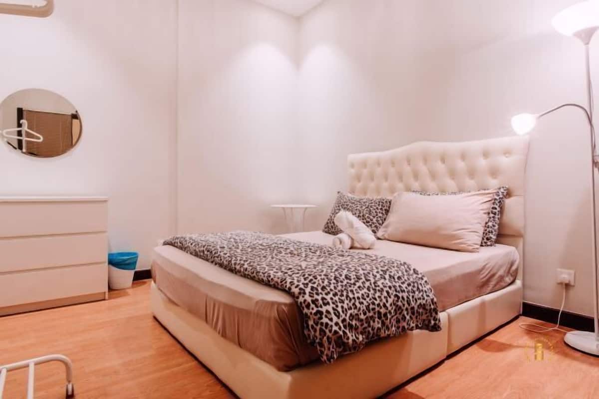 3 bedrooms, soundproofing, iron/ironing board, rollaway beds