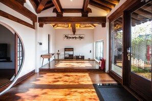 Premium bedding, memory-foam beds, individually decorated - Soi Hanok Stay (Gyeongju)