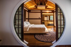 Premium Suite (Yeojeon) | Peralatan tempat tidur premium, busa memori, dihias secara berasingan