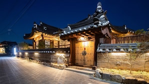 Ein traditionelles japanisches Gebäude mit hölzernem Eingang und einem Ziegeldach.
