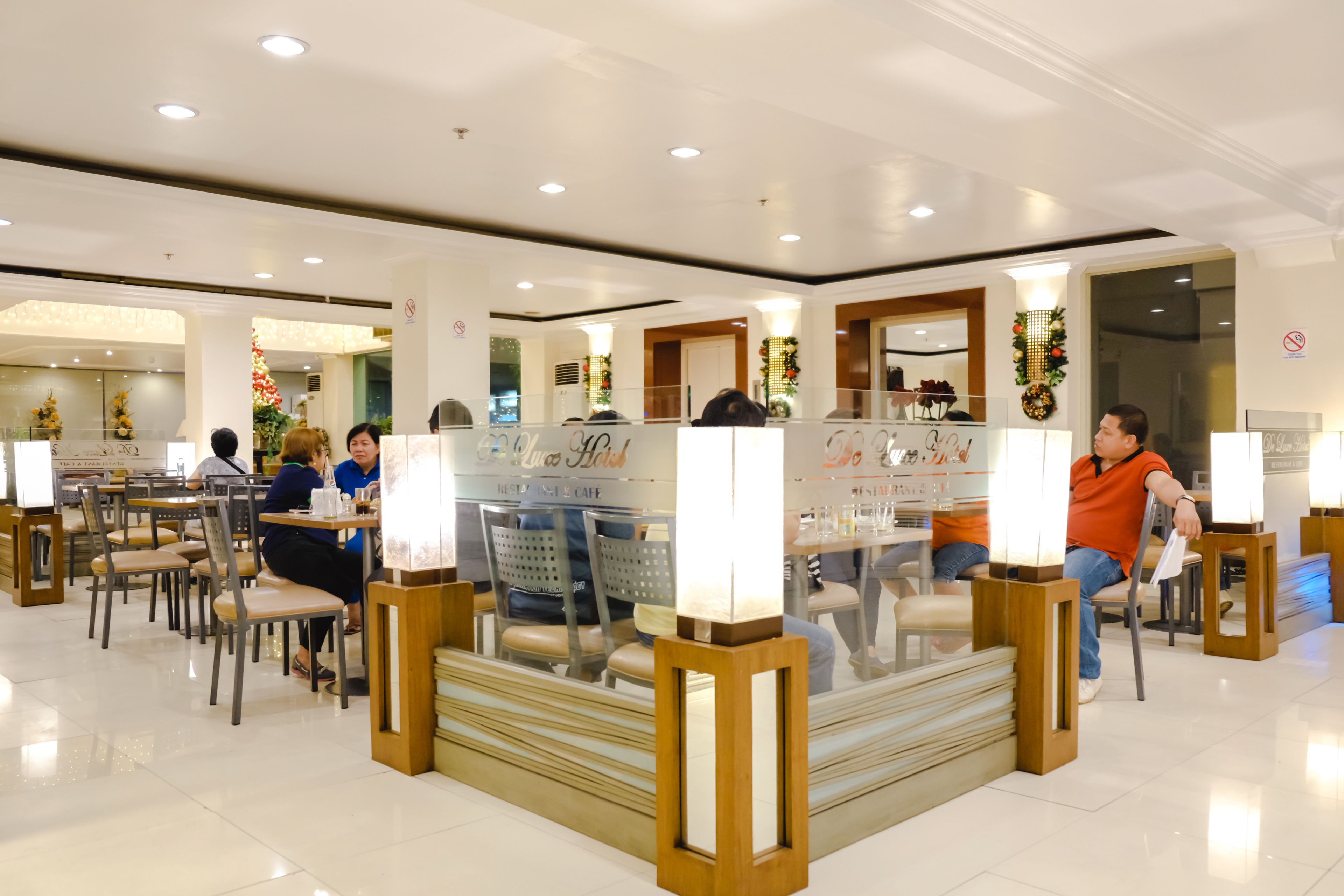 Aamiainen, lounas ja illallinen; paikallinen keittiö 