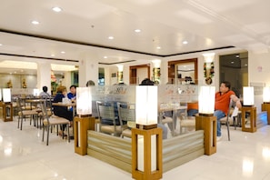 حيث تُقدم وجبات الإفطار، الغداء، العشاء، الأطباق المحلية