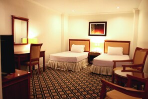 Escritorio, wifi gratis y ropa de cama 