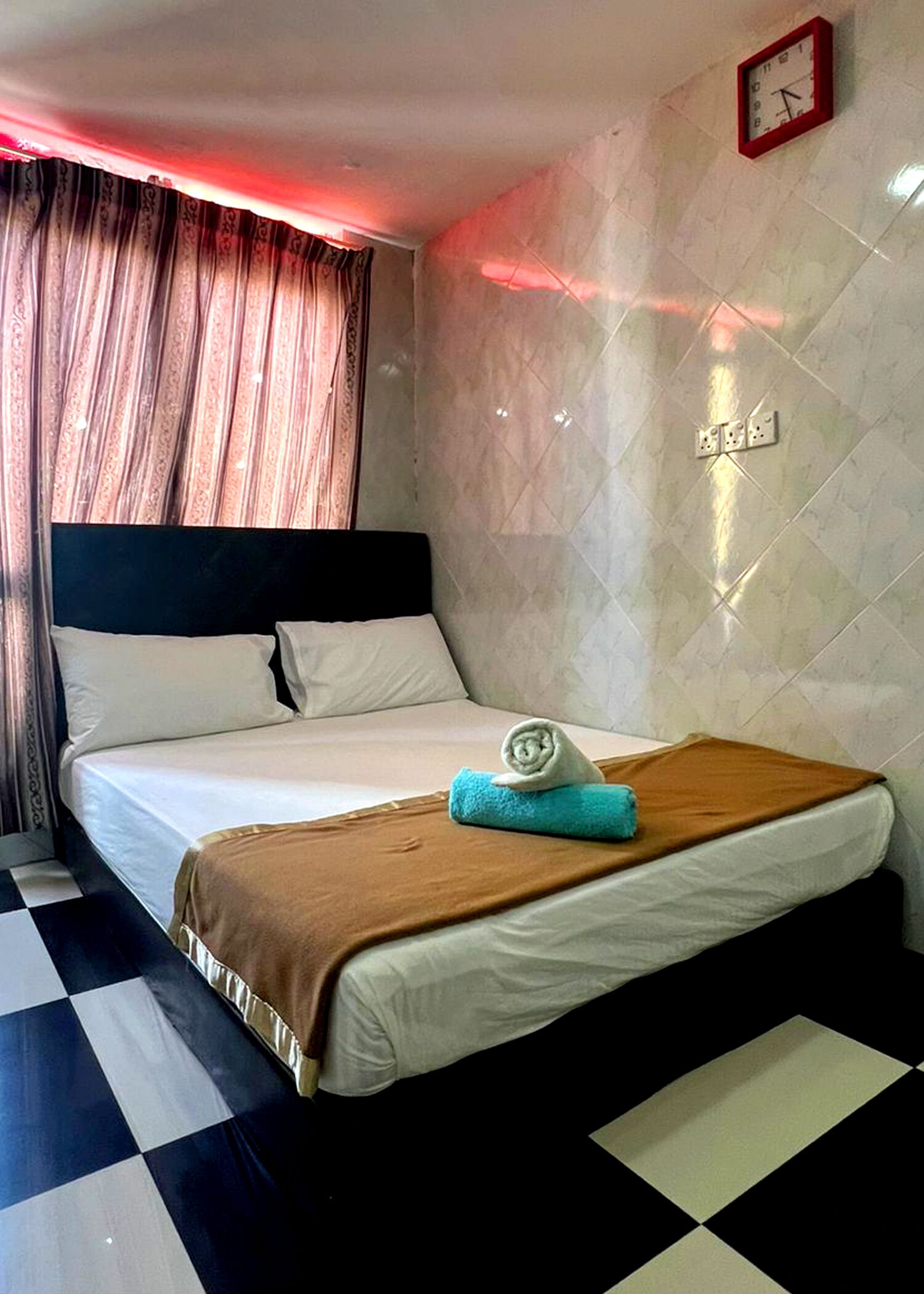 مكتب ومكواة/لوح كي وواي فاي مجانًا