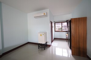 Standard Room | Mini fridge - Eurngkum Hotel (Nan)