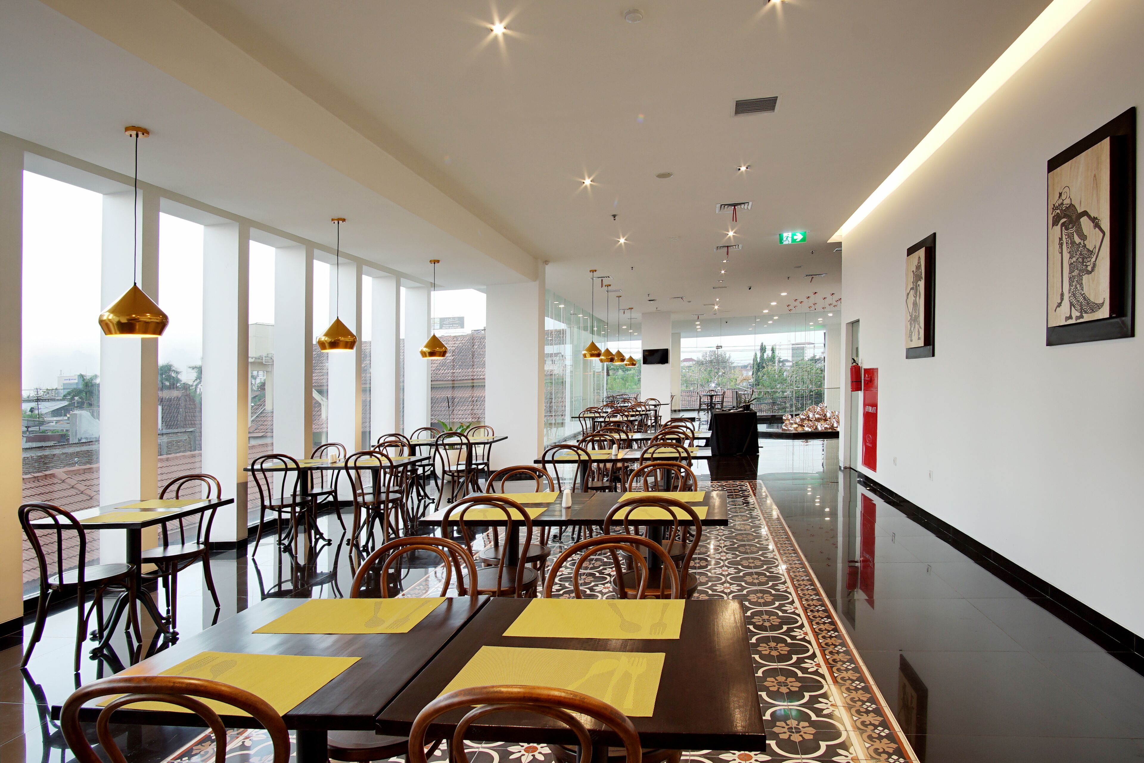 Bữa sáng buffet hàng ngày (80000 IDR/mỗi người) 