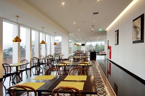 Petit déjeuner buffet servi tous les jours en supplément