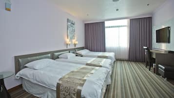 Escritorio, cortinas blackout y camas plegables/adicionales