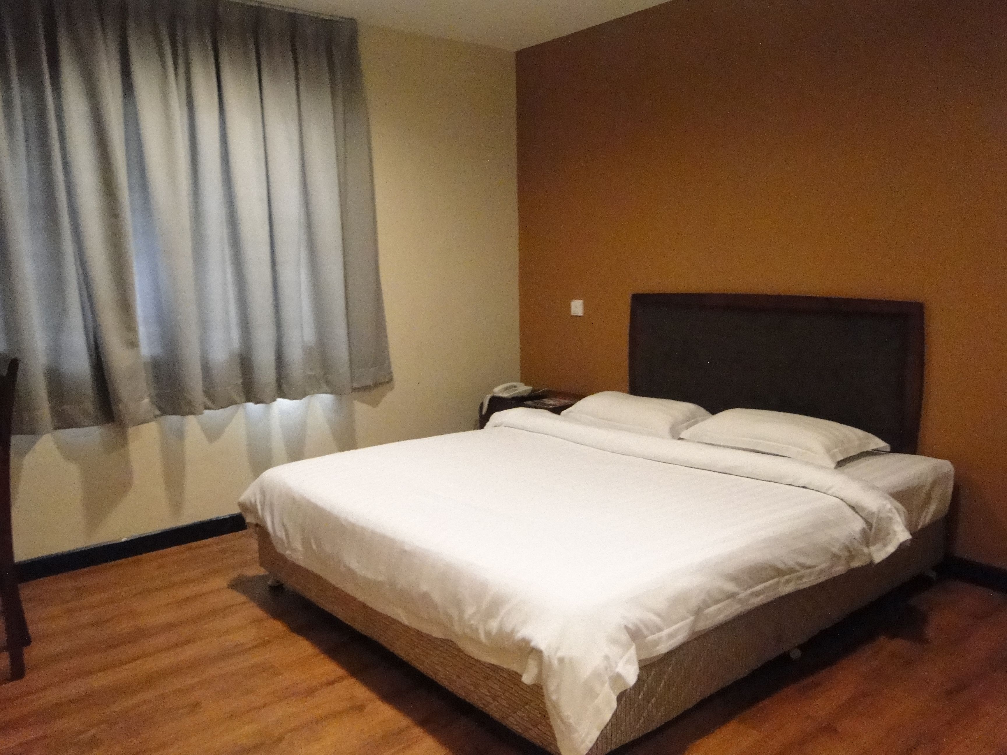 Cortinas blackout, tabla de planchar con plancha y wifi gratis 