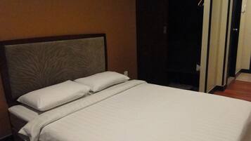 Cortinas blackout, tabla de planchar con plancha y wifi gratis