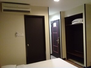 Blackout curtains, iron/ironing board, free WiFi, bed sheets - Hotel Sadong 88 (Kota Kinabalu)