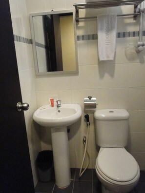Shower, towels - Hotel Sadong 88 (Kota Kinabalu)